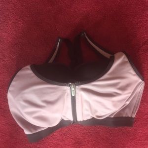 34DD sports bra